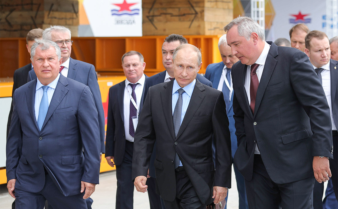 Игорь Сечин, Владимир Путин и Дмитрий Рогозин (слева направо на первом плане) во время посещения судостроительного комплекса «Звезда»