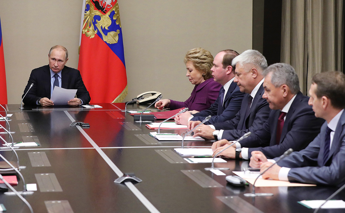 Владимир Путин (слева)