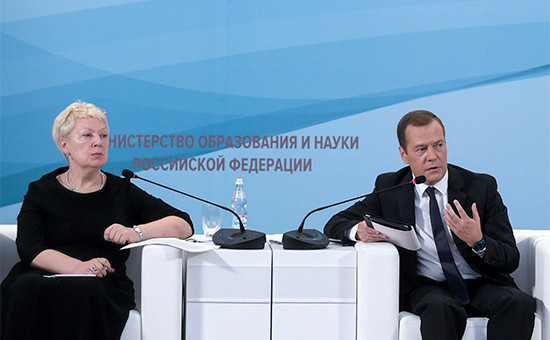 Министр образования и науки РФ Ольга Васильева и премьер-министр РФ Дмитрий Медведев на пленарном заседании Всероссийского августовского совещания педагогических работников