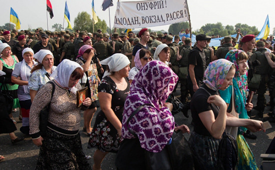 Национальная гвардия Украины и участники крестного хода в Киеве