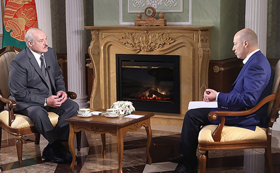 Александр Лукашенко и Дмитрий Гордон (справа)