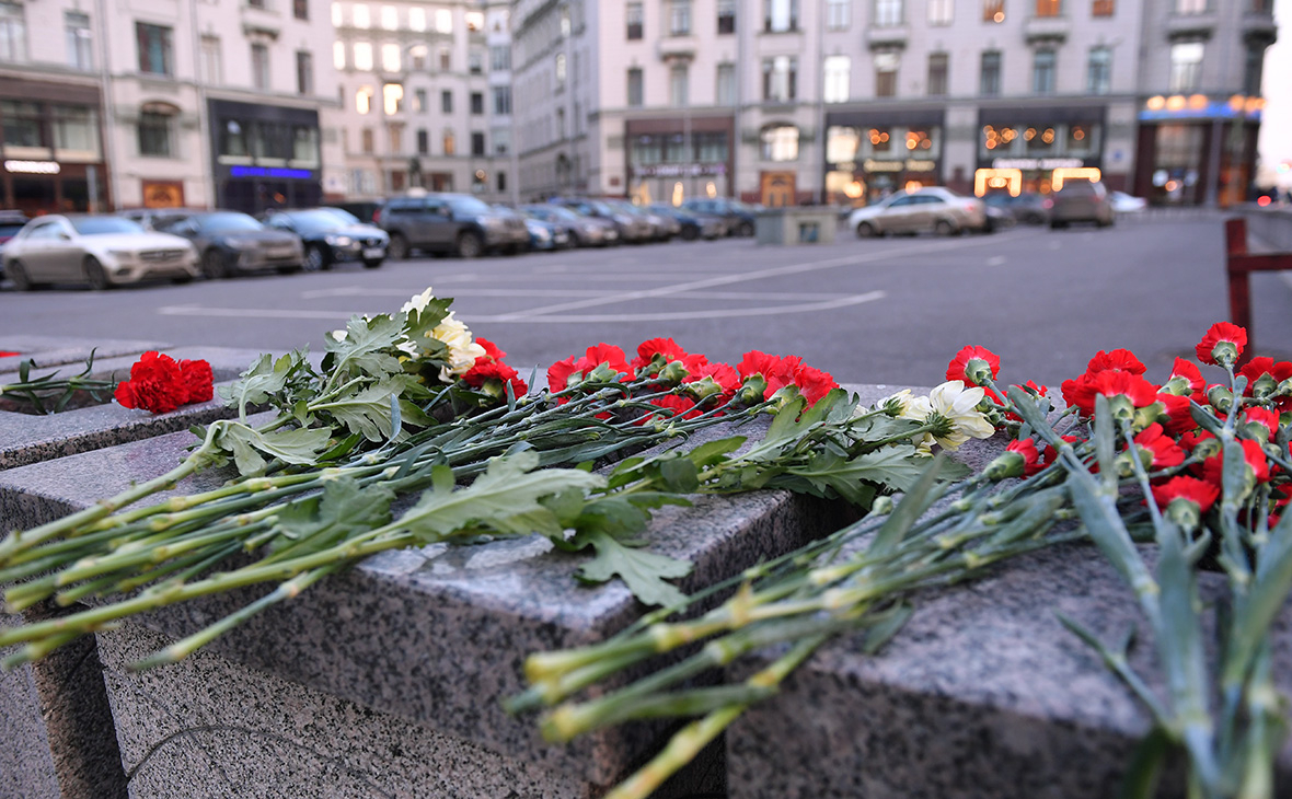 Какие цветы несла. Мемориал на Лубянке. Лубянка мемориал ФСБ. Гора цветов на улице стихийный мемориал. Цветы Лубянка.