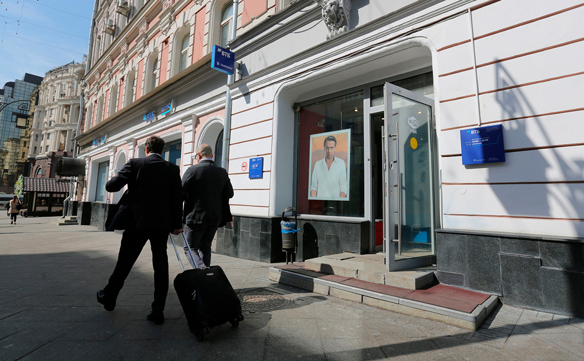Акционеры ВТБ одобрили выплату сокращенных из-за пандемии дивидендов: Финансы: РБК