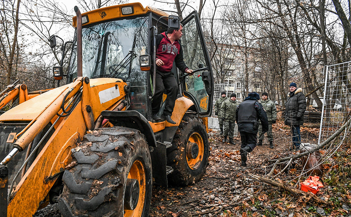 Сотрудники ЧОПа и полиции во время акции протеста жителей района Кунцево