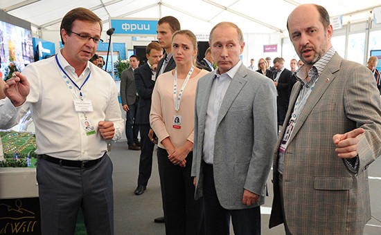 Президент России Владимир Путин во время посещения молодежного форума «Территория смыслов на Клязьме»