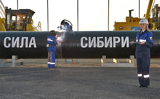 Сварка первого звена магистрального газопровода «Сила Сибири» в районе села Ус Хатын, 1 сентября 2014 года


