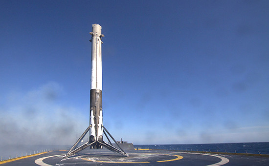 Нижняя ступень ракеты-носителя Falcon 9 на платформе в Атлантическом океане