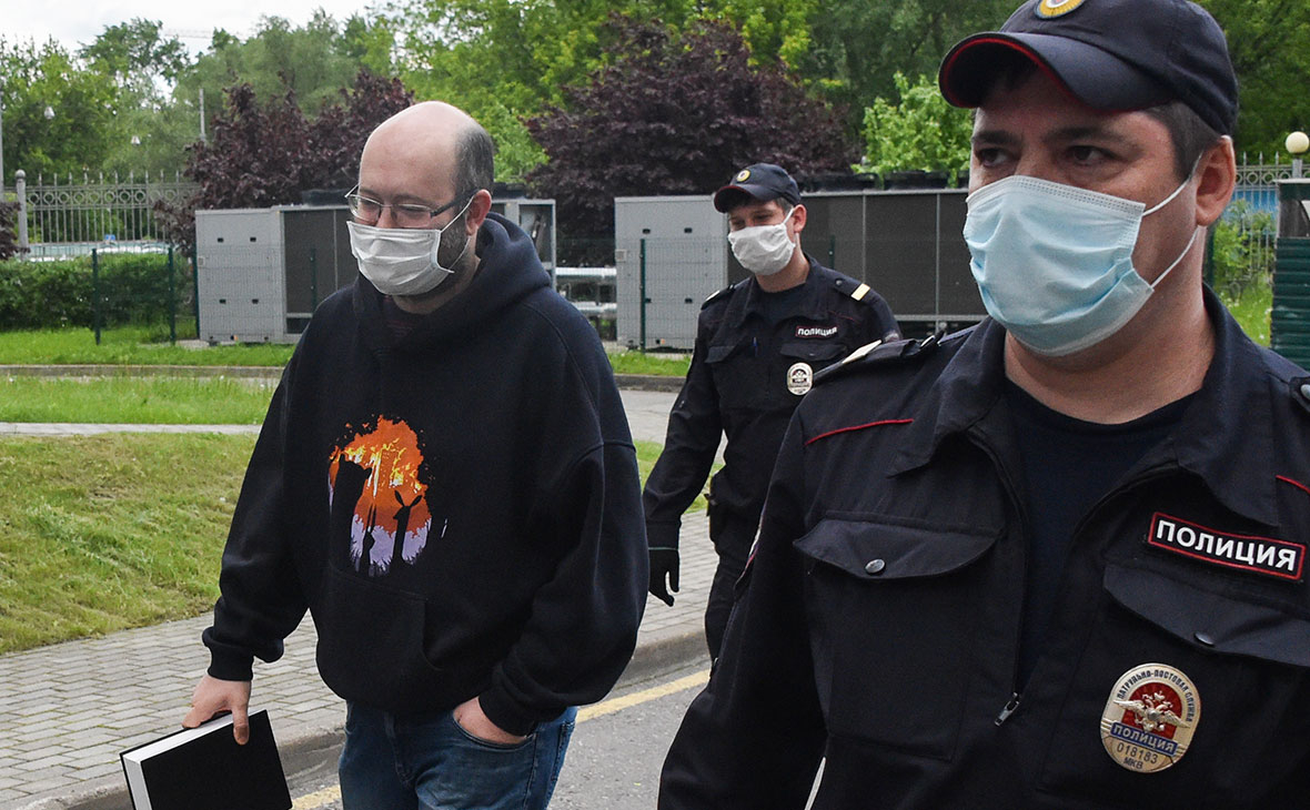 Журналист Илья Азар у Мосгорсуда