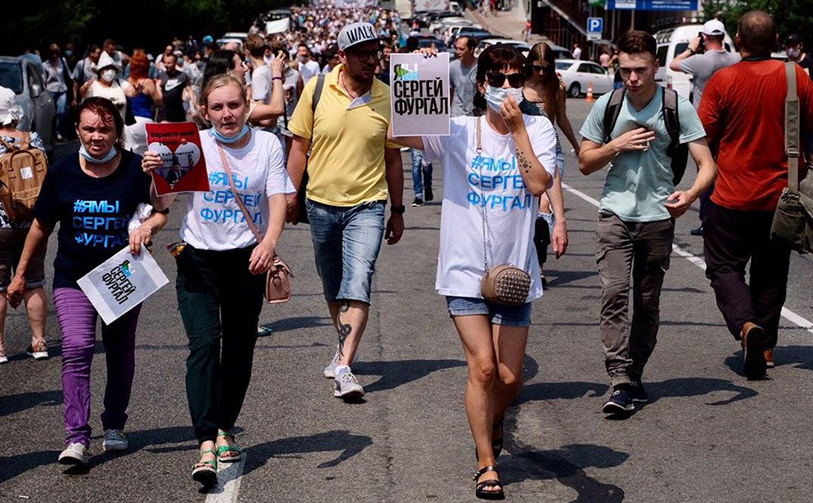 Жители города во время митинга в поддержку губернатора Хабаровского края Сергея Фургала