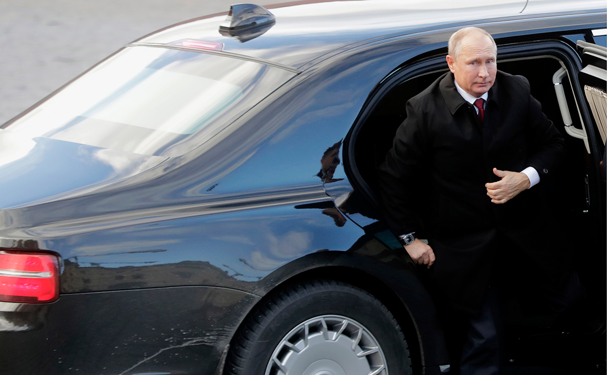 Владимир Путин у автомобиля Aurus