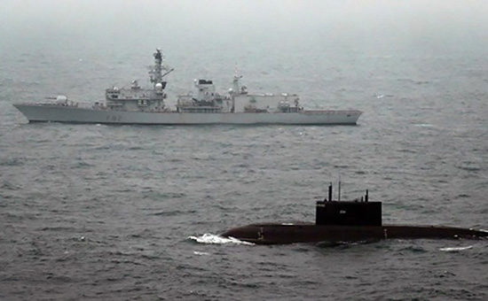 Корабль ВМС Великобритании Somerset сопровождает подводную лодку «Краснодар»