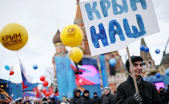 Участник митинга-концерта "Мы вместе", посвященного годовщине воссоединения Крыма с Россией, на Васильевском спуске