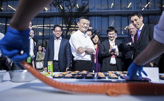 Основатель Alibaba Джек Ма (в центре)