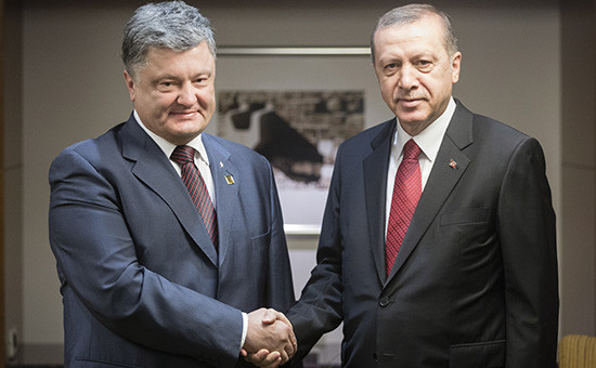 Президент Украины Петр Порошенко и президент Турции Реджеп Эрдоган (слева направо) во время встречи в рамках саммита глав государств и правительств стран — участниц НАТО. 8 июля 2016 года