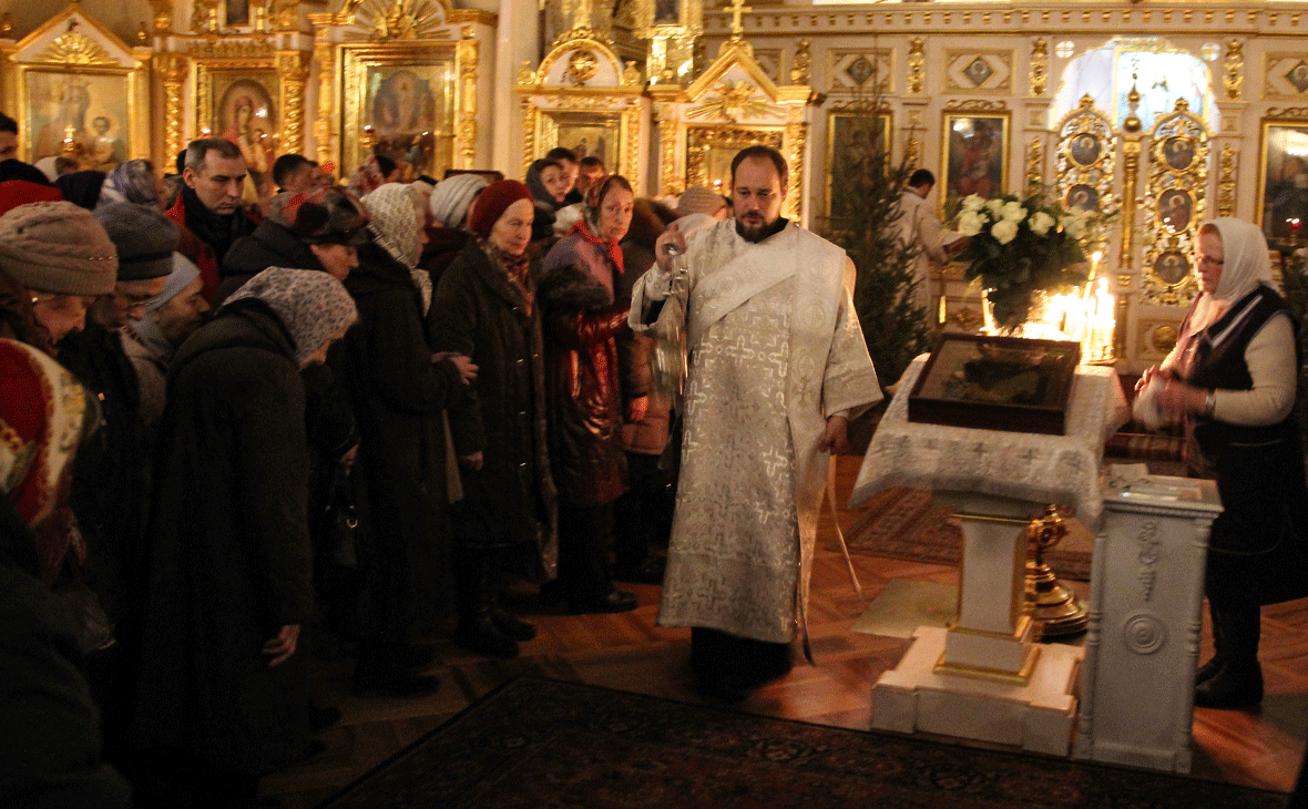 Можно посещать храмы сейчас. Посещение храма. РПЦ пасхальное богослужение. Посетители храмов. Служба в часовне с верующими.