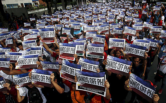Филиппинские активисты во время демонстрации из-за споров об акватории и островах в Южно-Китайском море, июнь 2015 года


