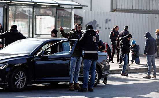 Сотрудники турецкой полиции досматривают прохожих недалеко от места теракта