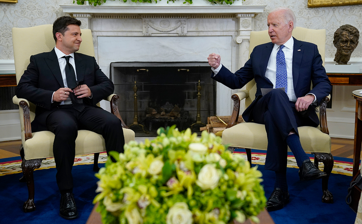 Встреча Джо Байдена (справа) с Владимиром Зеленским (слева)