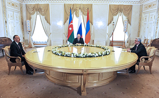 Президент Азербайджана Ильхам Алиев, президент РФ Владимир Путин и президент Армении Серж Саргсян (слева направо) во время встречи в Константиновском дворце