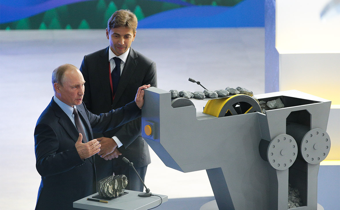 Владимир Путин и генеральный директор ПАО «Полюс» Павел Грачев (слева направо) на церемонии запуска