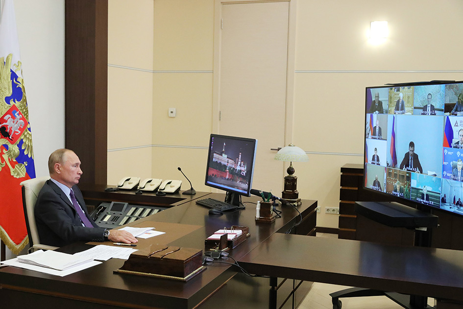 Президент РФ Владимир Путин в Ново-Огарево во время совещания с членами правительства РФ в режиме видеоконференции 9 сентября