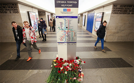 Цветы на станции метро «Технологический институт» в память о погибших при взрыве 3 апреля 2017 года
