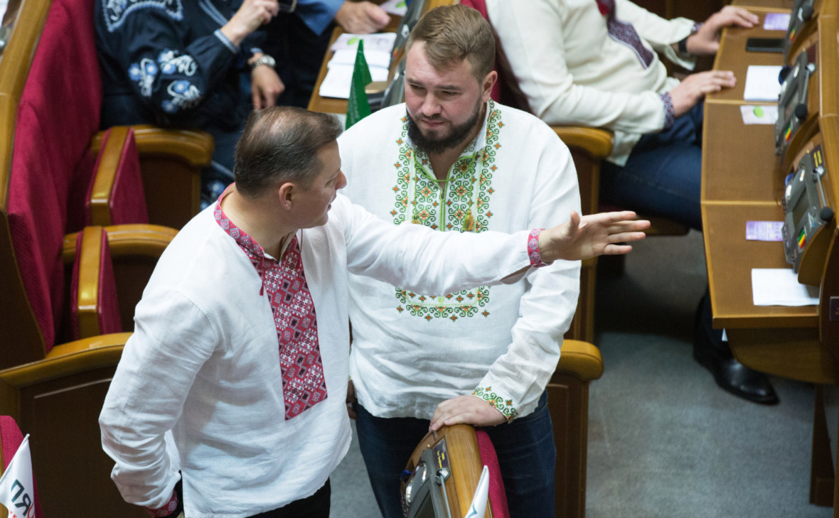 Депутаты Олег Ляшко (слева) и Андрей Лозовой на заседании Верховной рады Украины в День вышиванки