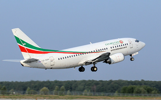 Пассажирский самолет Boeing 737-500 авиакомпании «Татарстан» во время взлета в аэропорту Казани, архивное фото