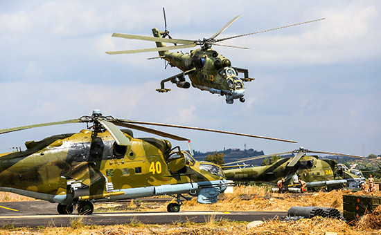 Российские ударные вертолеты Ми-24 на аэродроме Хмеймим в Сирии, 2015 год