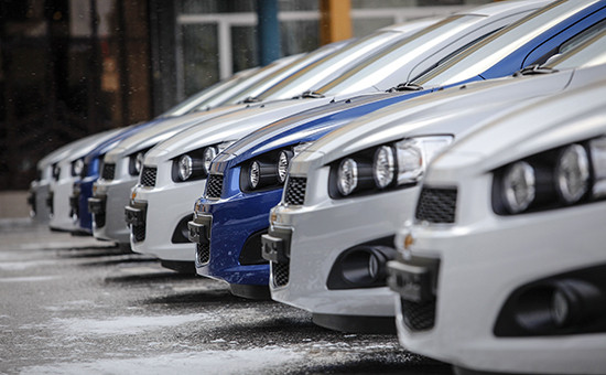 Новые автомобили Chevrolet на территории завода группы ГАЗ