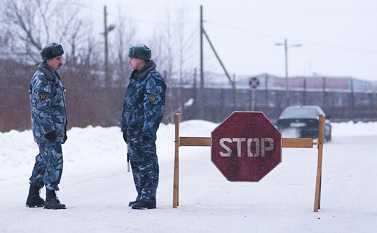 У въезда в ИК-7 в Сегеже. Декабрь 2013 года