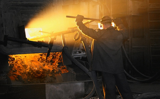 Сталевар в электросталеплавильном цехе волгоградского металлургического завода «Красный Октябрь»



