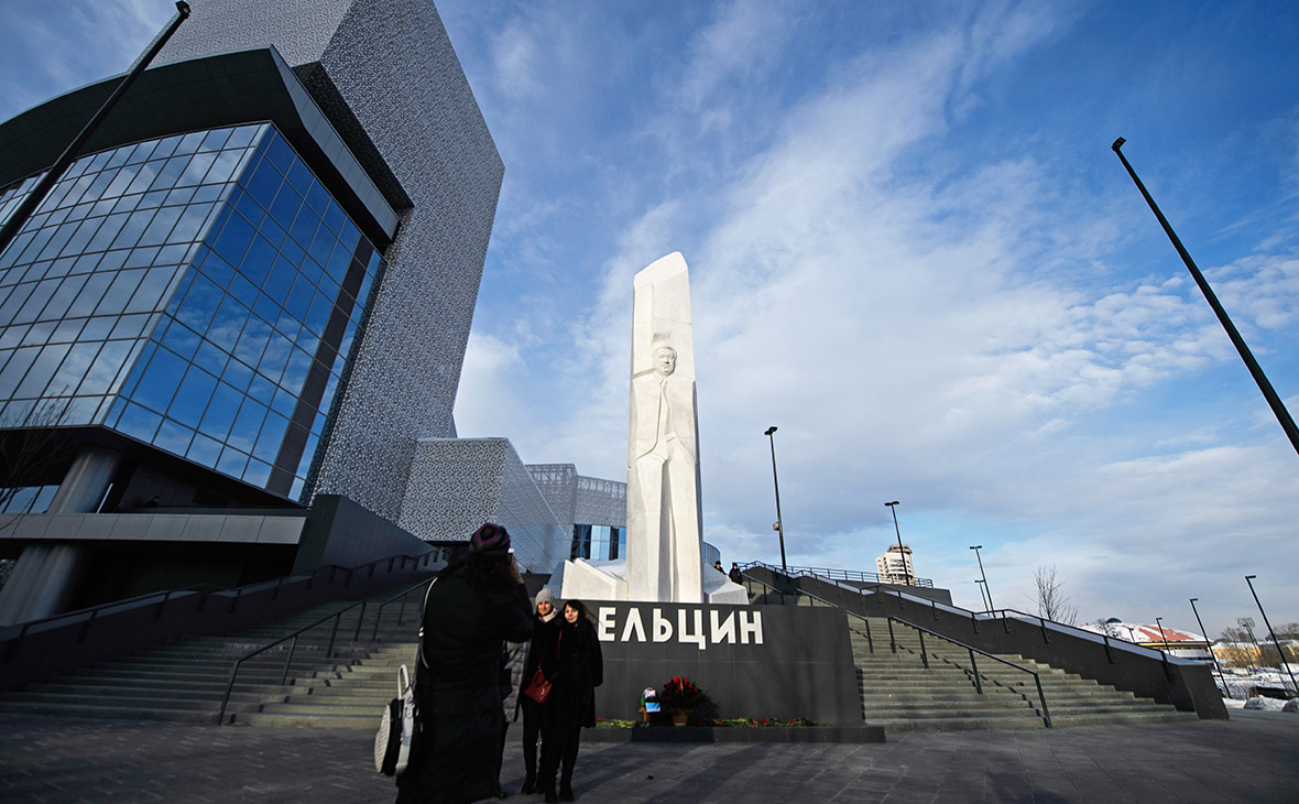 Памятник первому президенту России Борису Ельцину у здания Ельцин-центра