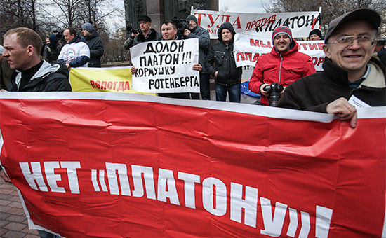 Участники акции дальнобойщиков против системы оплаты проезда по федеральным трассам «Платон» на площади Яузские Ворота

