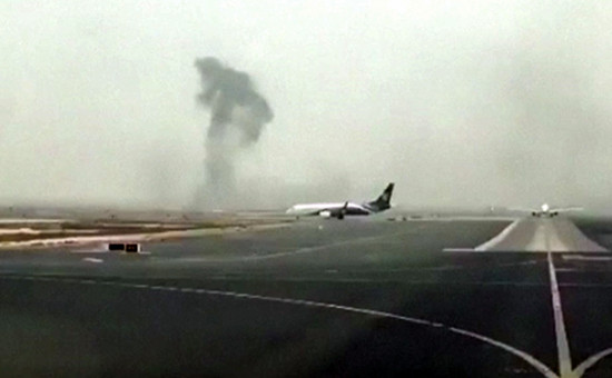 Дым над местом, где совершил аварийную посадку самолет авиакомпании Emirates. 3 августа 2016 года