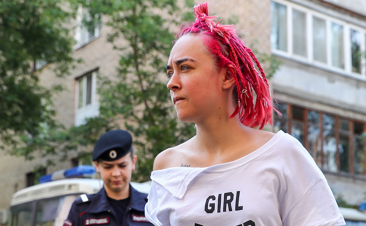 Ольга Курачева перед началом рассмотрения дела у здания суда