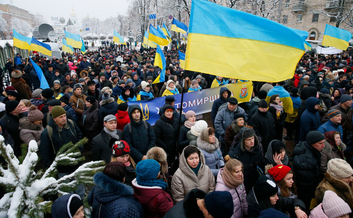 Верующие у Софийского собора в Киеве в день проведения объединительного собора 15 декабря 2018 года