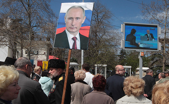 Россияне смотрят «Прямую линию» с президентом России ​Владимиром Путиным, Севастополь, 16 апреля 2015 года


