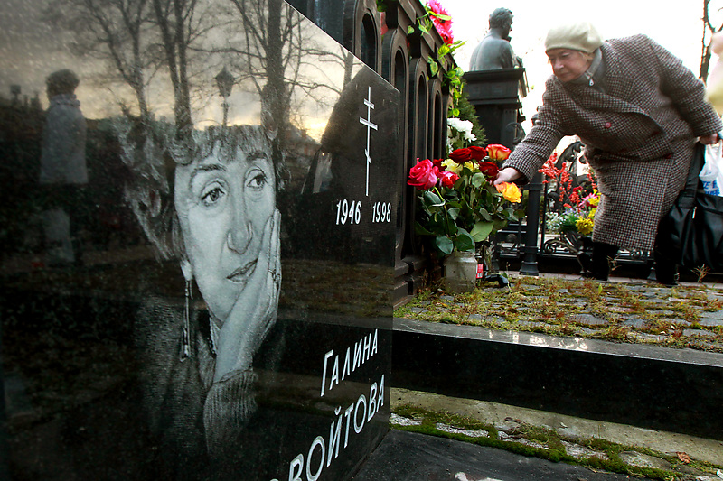 Петербург. Могила Галины Старовойтовой на Никольском кладбище Александро-Невской лавры