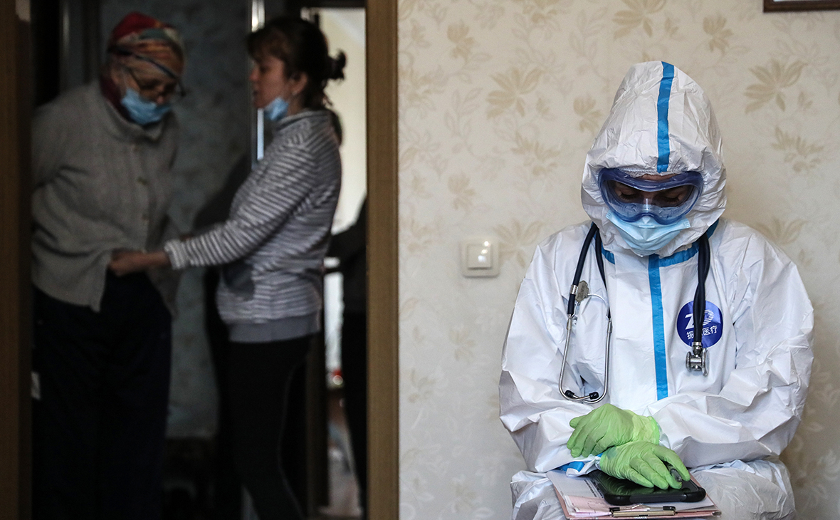 Фельдшер скорой медицинской помощи ждет больного перед госпитализацией