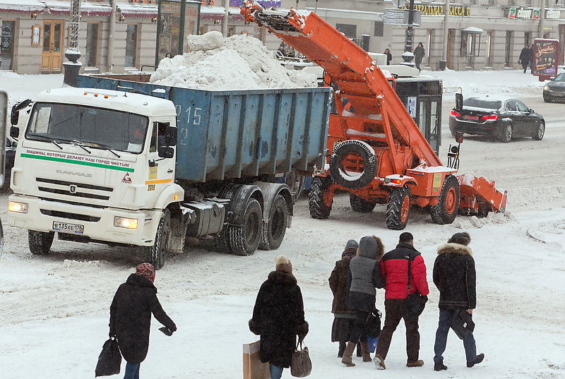 Санкт-Петербург. Уборка снега на Невском проспекте 