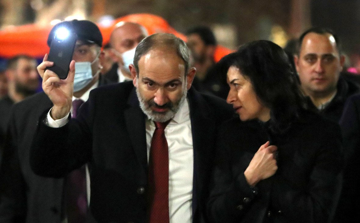 Никол Пашинян с супругой Анной Акопян на шествии в Ереване