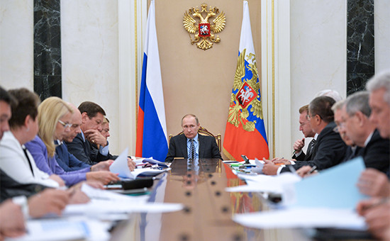Президент РФ Владимир Путин (в центре) на заседании президиума экономического совета в Кремле


