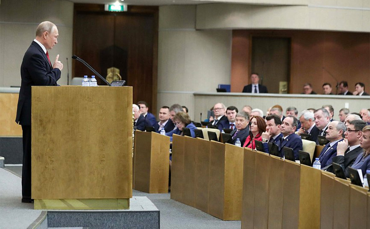 Владимир Путин во время выступления на пленарном заседании Государственной думы РФ