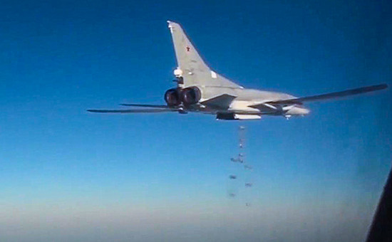 Дальний бомбардировщик Ту-22М3 во время боевого вылета по позициям боевиков запрещенного в России «Исламского государства» на территории Сирии, 25 января 2016 года