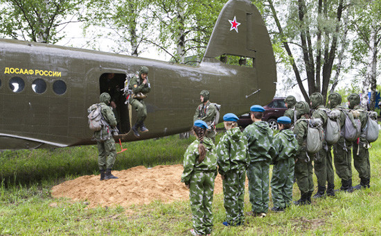 Юнармейцы возрожденного молодежного военно-патриотического движения «Юнармия» на базе военно-патриотического воспитания ДОСААФ имени Валентины Терешковой в Ярославле