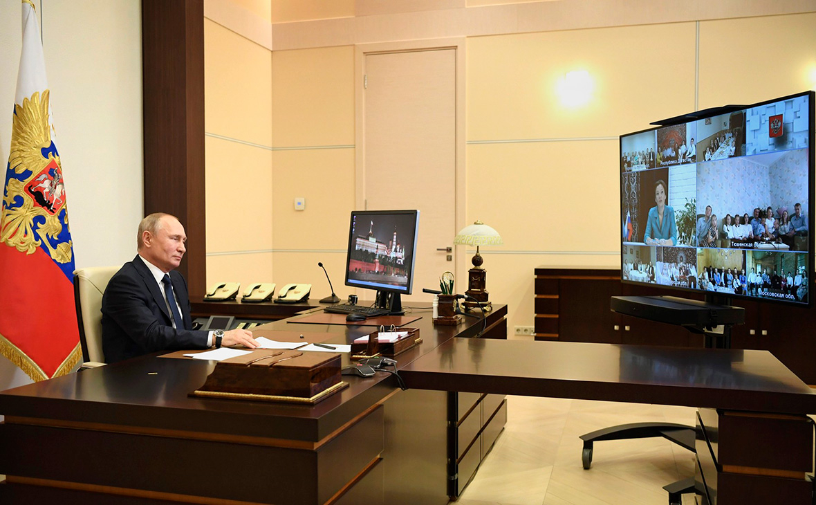 Владимир Путин во время беседы с семьями, удостоенными орденов «Родительская слава»