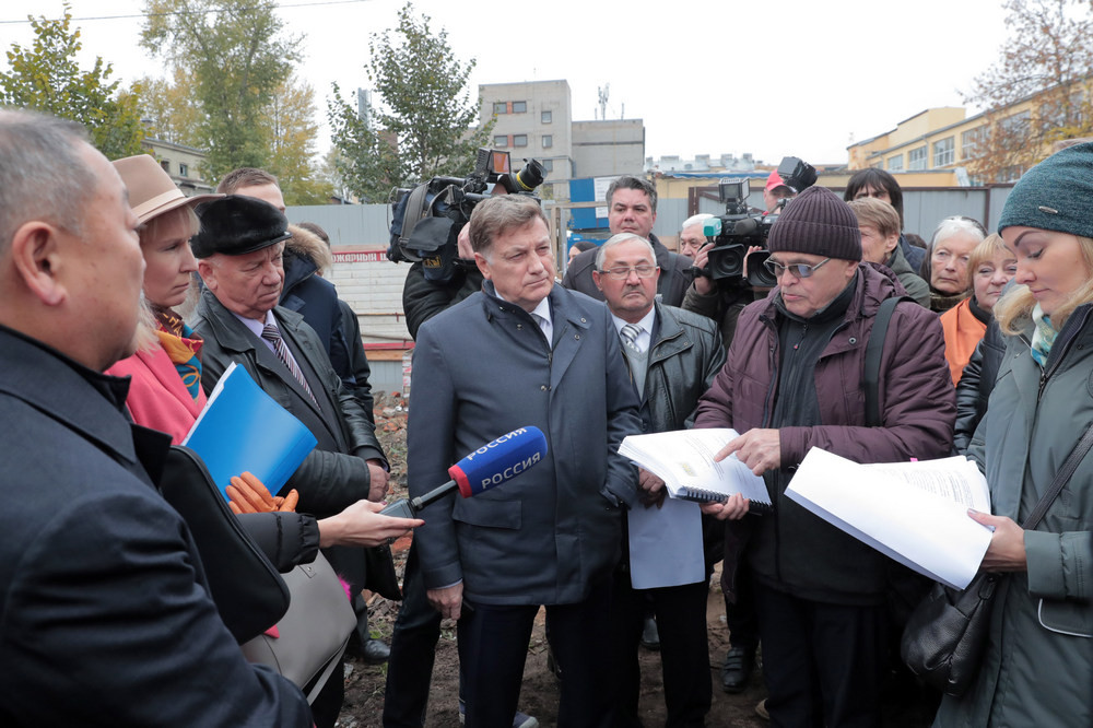 Спикер Законодательного собрания Петербурга Вячеслав Макаров (в центре)