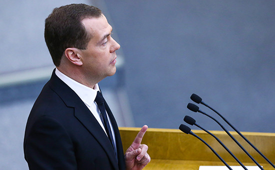 Премьер-министр РФ Дмитрий Медведев на пленарном заседании Госдумы РФ во время выступления с отчетом о результатах деятельности правительства РФ за 2015 год