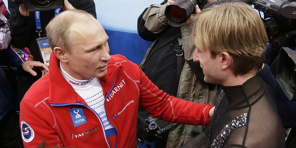 9 февраля 2014 г., Сочи. Президент России Владимир Путин поздравляет Евгения Плющенко с победой сборной России в командных соревнованиях по фигурному катанию на Олимпийских играх